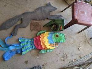lot 42 image: Wood Wolf Outline Decor, Plastic Ta...