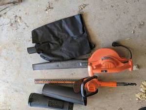 lot 43 image: Black and Decker Leaf Blower with A...