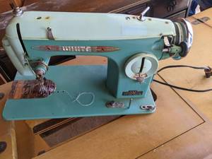 lot 50 image: Vintage White Sewing Machine and Wo...