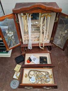 lot 102 image: Vintage Jewelry Box with Contents ...