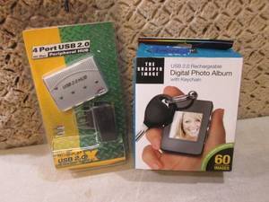 lot 31 image: (BS) Digital Photo Frame Keychain a...