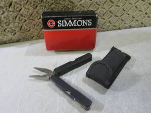 lot 34 image: (EC1) Simmons Compact Binoculars an...