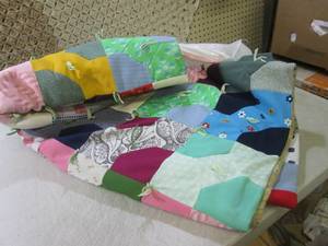 lot 67 image: (F-3) Quilt Blanket...