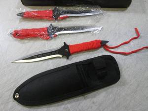lot 194 image: (CNTR) 3pc 7 12 Throwing Knives w...