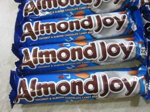 lot 249 image: (B-1) 18 Almond Joy Candy Bars Past...