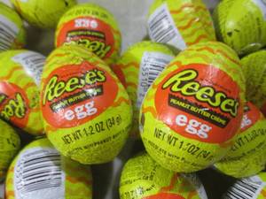 lot 271 image: (B-2) 36 Reeses Peanut Butter Creme...