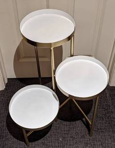 lot 3 image: Gold and White Tiered TableStand