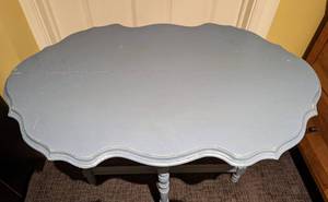 lot 9 image: Vintage Blue Vintage Painted Accent Table