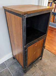 lot 1A image: Cool Vintage Style Accent Table