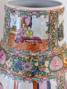 lot 15 image: Lovely Chinese Vase