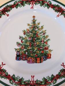 lot 34 image: Christopher Radko Holiday Dish Set