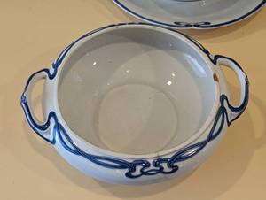 lot 36 image: Villeroy and Boch Blue and White Servingware