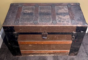 lot 68 image: Terrific Vintage Steamer Trunk