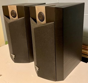 lot 90 image: 2 Focal Chorus V Speakers