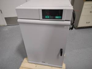 lot 8 image: Fisher Scientific Isotemp Incubator...