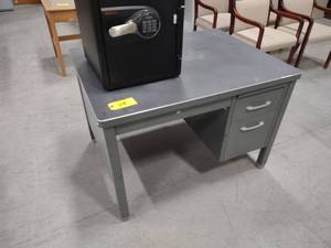 lot 114 image: Office Desk, 45x34...