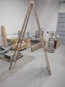 lot 146 image: Holland 10 Wood Step Ladder