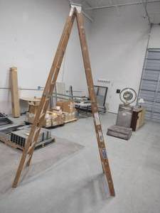 lot 147 image: Louisville 10 Wood Step Ladder