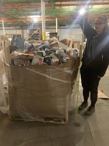 HUGE LOT of Moen, Korky, Delta, Pfister, Everbilt, Danco Side Sprayers, Shower Heads, Towel Bars, Toilet Paper Roll Holders and other Plumbing Supplies
