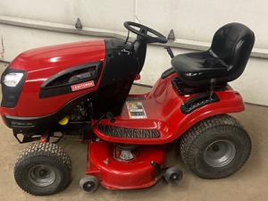 lot 4 image: Craftsman YT3000 Lawn Tractor