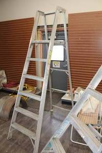 lot 1008 image: 8 Aluminum Platform Ladder