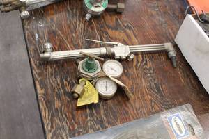 lot 1031 image: Torch Head and Smith Equipment Regulator Set