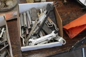 lot 1033 image: Lot of (1 Box) Plug Pullers and Wrenches