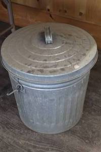 lot 1040 image: Metal Trash Can with Lid