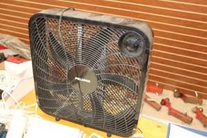lot 1056 image: Pelonis Box Fan