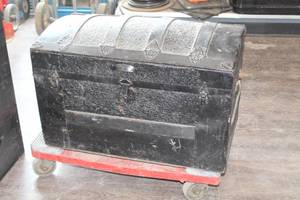 lot 1065 image: Vintage Trunk