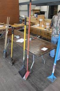lot 1069 image: Lot of (2) Trench Shovels