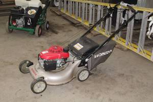 lot 953 image: Honda HRR216K9VYAA 3-in-1 System Twin Blade Gas Push Assist Rear Bagger Lawn Mower