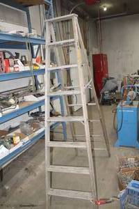 lot 970 image: 8 Wood Step Ladder