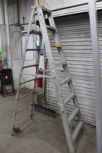 lot 971 image: Werner Craft Master 408 8 Industrial Aluminum Step Ladder