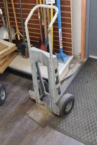 lot 985 image: 2-wheel Heavy Duty Hand Truck