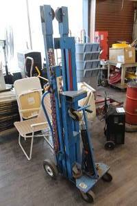lot 1099 image: Engine Hoist