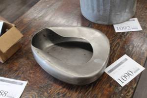 lot 1090 image: Metal Bed Pan