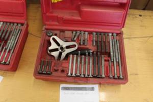lot 1104 image: Snap-on Bolt-Grip Puller set, Plastic Case