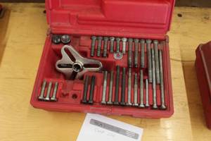 lot 1105 image: Snap-on Bolt-Grip Puller set, Plastic Case