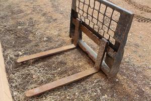 lot 932B image: Skid Loader Fork Attachment