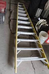 lot 1141 image: Werner 7212 12 Extra Heavy Duty Step Ladder