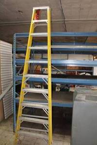 lot 1142 image: Werner 7210 10 Extra Heavy Duty Step Ladder