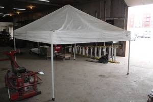 lot 951 image: Caravan Pop-Up Tent 10x10