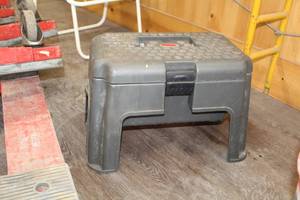 lot 1166 image: Rubbermaid Plastic Tool Box Stool