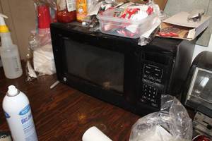 lot 1178 image: General Electric Household Microwave Oven WES1130DM2BB