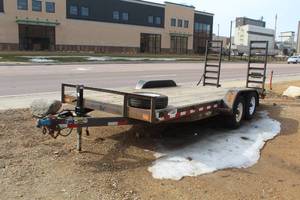 lot 933 image: 18 Dual Axle Skid Loader Trailer