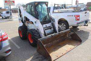 lot 932 image: 2006 Bobcat S250 Compact Skid Steer Loader, Bucket Attachment
