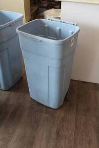 lot 1565 image: Lot of (2) Rubbernaid Plastic Rolling Trash Cans 21-12x20x36