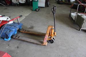 lot 1200 image: 4500-lbs Pallet Truck