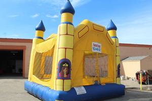 lot 940 image: Space Walk Interactive LLC Castle Bounce House 15x15